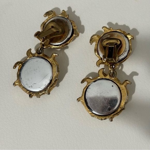 Vintage unsigned Ciner purple glass cabochon with its gold metal clipon earrings - Picture 6 of 7